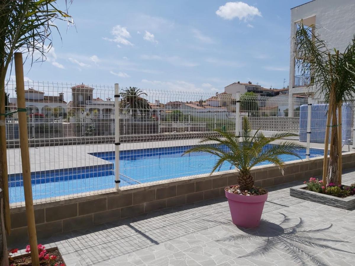 Apartament Amb Piscina 엠푸리아브라바 외부 사진